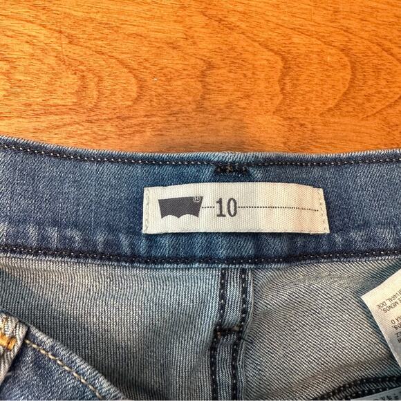 Levi’s Women’s Sz 10 Classic Rolled Jean Denim Capri Pants Medium Wash Cotton - Picture 3 of 9